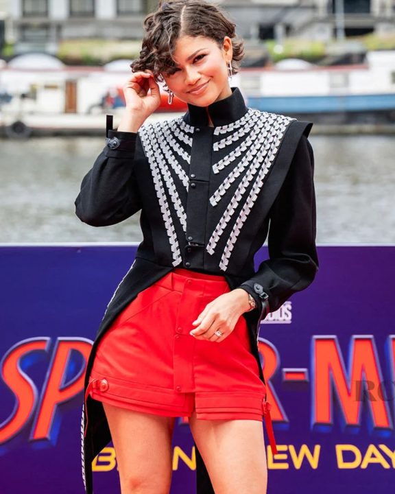 Zendaya faz homenagem discreta ao Homem-Aranha em look elegante da Louis Vuitton