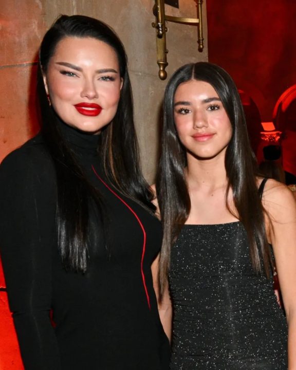 Adriana Lima e a filha, Valentina, em 2023