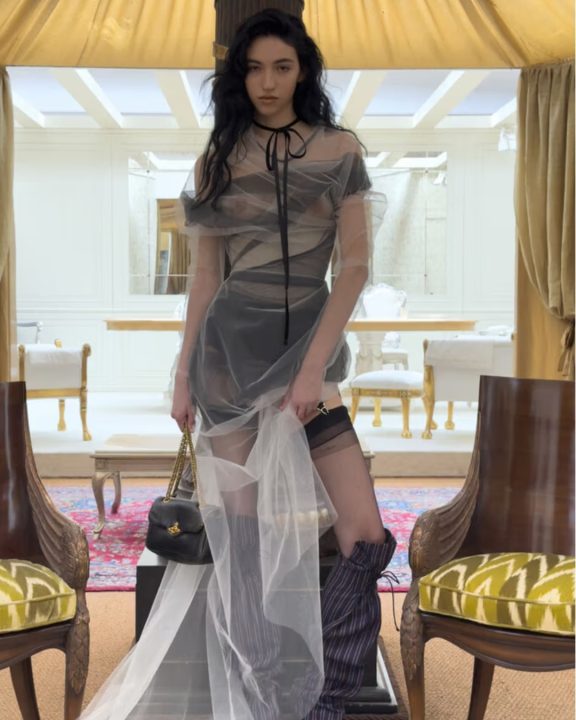 Campanha FW26 explora o punk italiano e a elegância clássica- Foto: Divulgação/Juergen Teller/Vivienne Westwood
