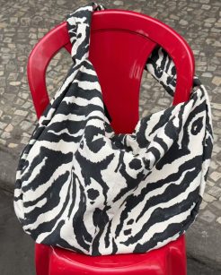 Maxi bolsa da collab entre Lívia Nunes e H&M