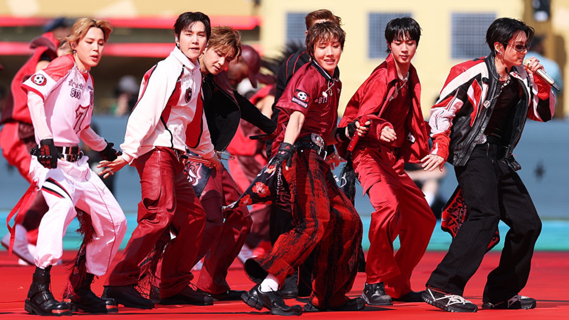 <h1><span style="font-weight: 400;">Time BTS: Grupo de k-pop usa figurino inspirado em time com jaquetas e peças personalizadas</span></h1>
<h2><span style="font-weight: 400;">Apostando na paleta do vermelho, branco e preto, o grupo BTS mostrou que a moda tá pra jogo com looks que imitavam um time de futebol</span></h2>
