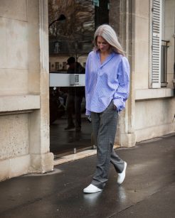 Com camisa oversized