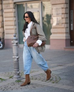 Com calça jeans