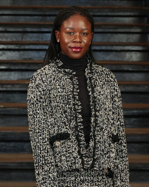 Como usar o casaco clássico de tweed da Chanel