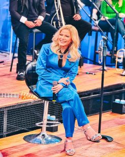 Paula Toller leva Alexandre Birman aos palcos em turnê do Kid Abelha — Foto: Divulgação