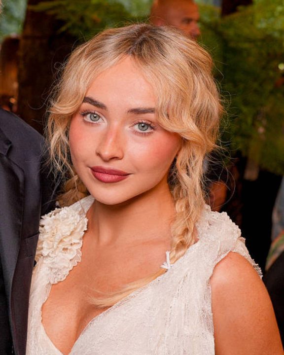 Sob calor extremo, Sabrina Carpenter aposta em referência à Carrie Bradshaw em Paris
Sabrina Carpenter surpreendeu ao misturar conforto, tendências vintage e elegância em meio às altas temperaturas de Paris; veja!