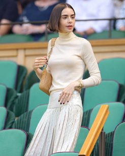 Lily Collins, vestindo Ralph Lauren, no Campeonato de Wimbledon — Foto: Getty Images