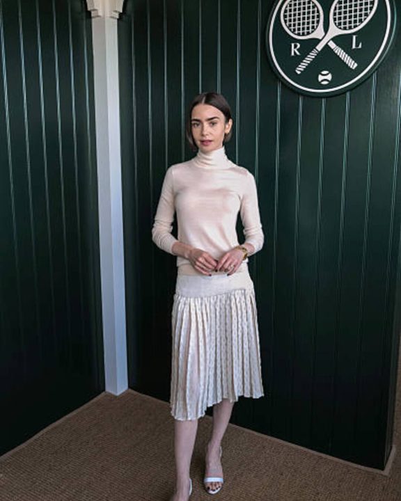 Lily Collins, vestindo Ralph Lauren, no Campeonato de Wimbledon — Foto: Getty Images