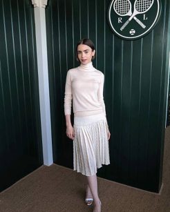 Lily Collins, vestindo Ralph Lauren, no Campeonato de Wimbledon — Foto: Getty Images