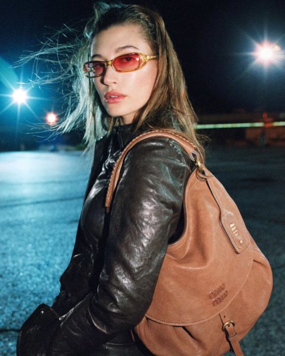 Hailey Bieber em campanha da Miu Miu