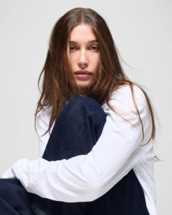 Hailey Bieber em campanha da coleção com a Gap