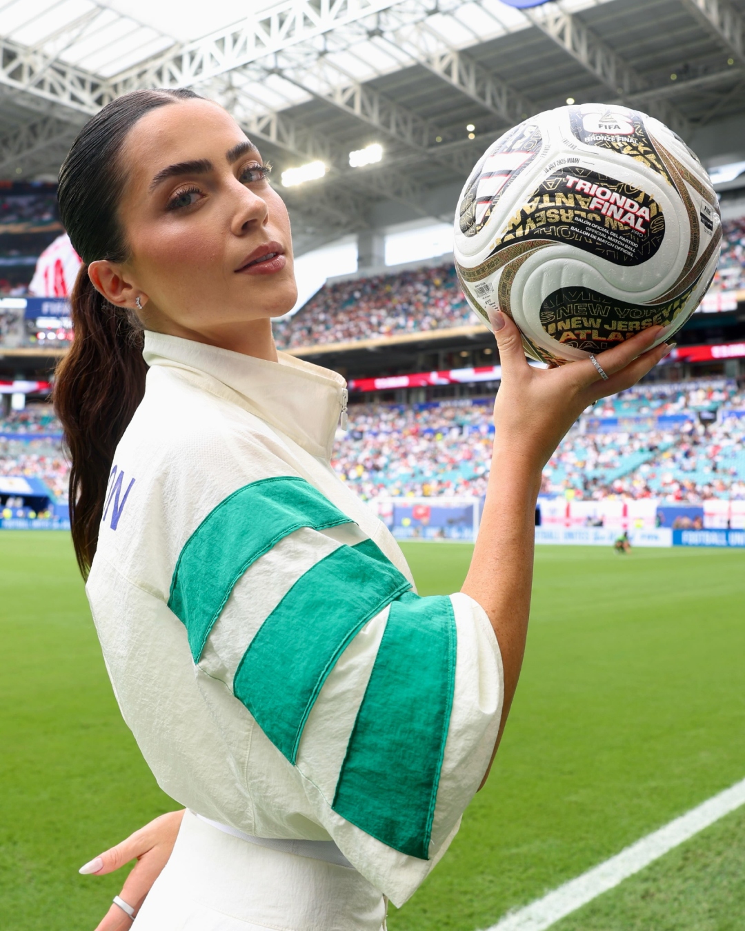 <h1><span style="font-weight: 400;">Jade Picon na Copa do Mundo: Por que ela não usou a camiseta do Brasil? Entenda o caso</span></h1>
<h2><span style="font-weight: 400;">Jade Picon levou a bola na partida da Inglaterra contra a França, com um look da Adidas, mas por que não usou a camisa amarela? Descubra!</span></h2>
