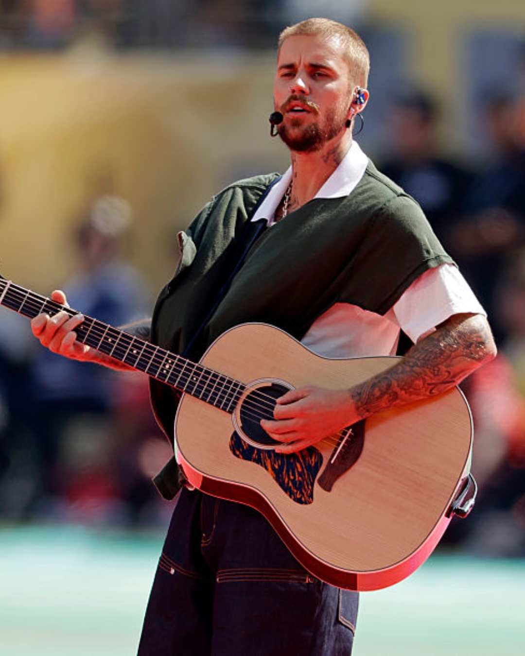 <h1><span style="font-weight: 400;">Justin Bieber assina os próprios looks, revela tênis inédito e usa brinco de 100 mil na Copa 2026</span></h1>
<h2><span style="font-weight: 400;">Justin Bieber misturou a estética streetwear da marca Skylrk com joias exclusivas de diamantes na apresentação da Copa 2026; veja detalhes</span></h2>
