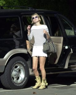Kate Moss usando a bota pirata nos anos 2000