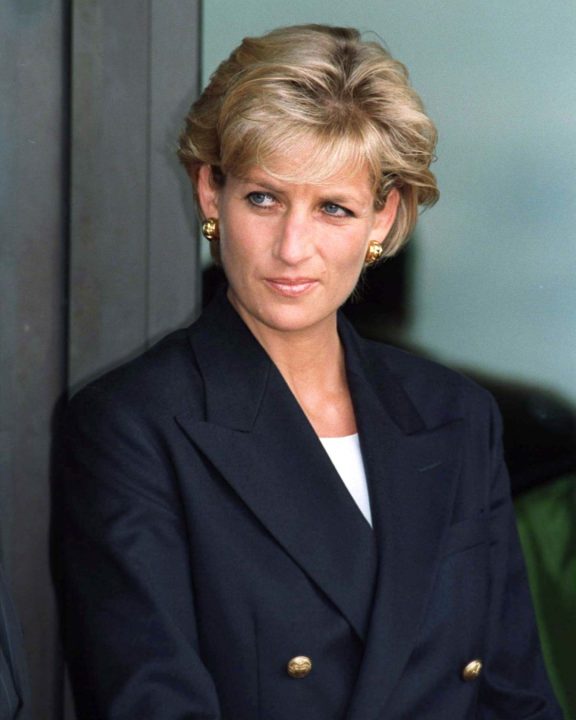 As lições de moda de Lady Di: 5 dicas de estilo da princesa que ainda ditam tendências
Do blazer oversized ao biker shorts: confira as melhores dicas de estilo de Lady Di e descubra como aplicar o conceito high-low