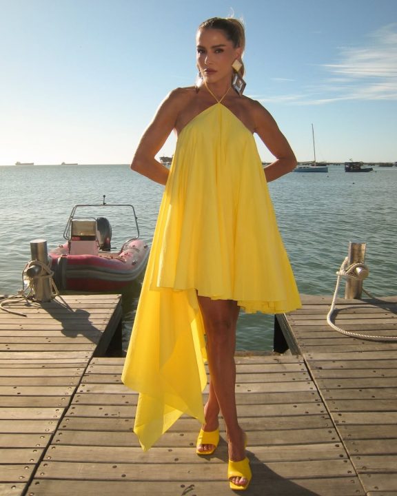 Look amarelo de Deborah Secco