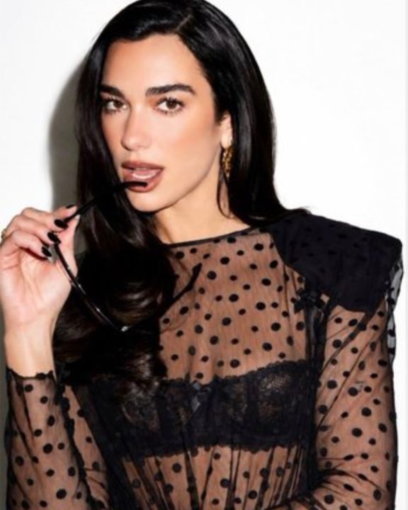 Look Dua Lipa