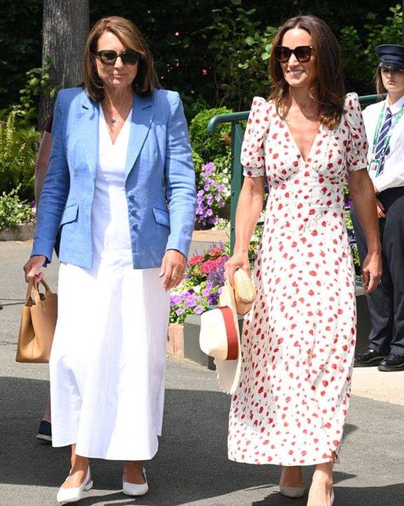 Looks da mãe e irmã de Kate Middleton