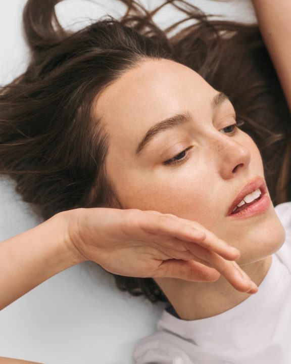 Victoria Pedretti em campanha da Gap Beauty