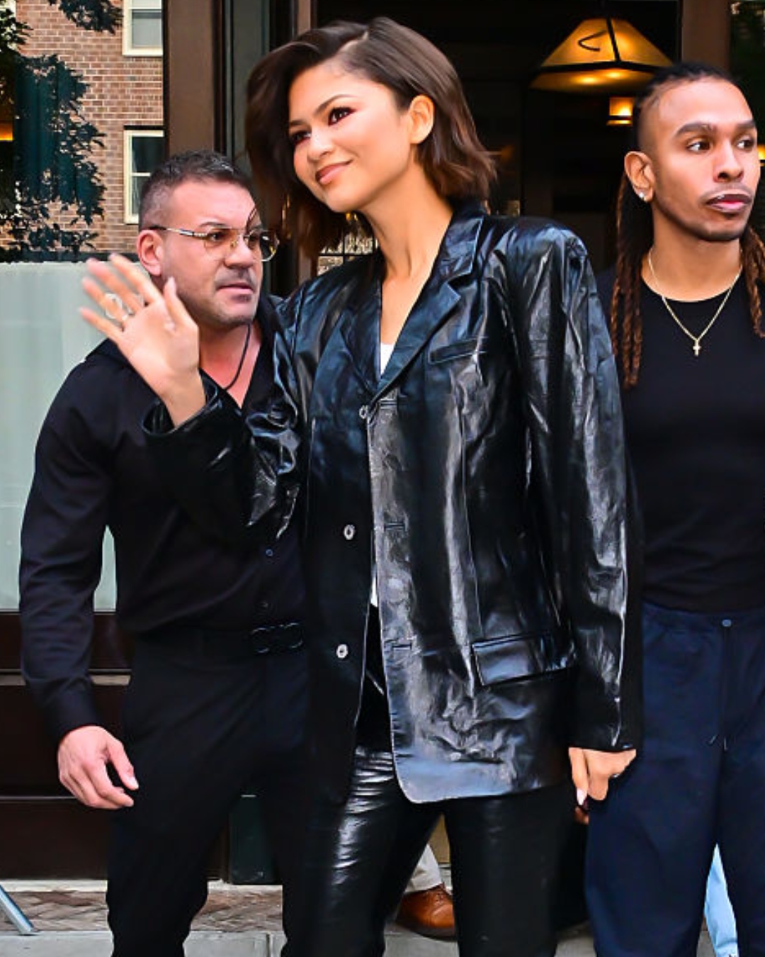 <h1><span style="font-weight: 400;">All black vinil: Zendaya usa estética gótica e reinventa alfaiataria com conjunto Louis Vuitton</span></h1>
<h2><span style="font-weight: 400;">Zendaya abusa da estética gótica com um conjunto all black da Louis Vuitton durante um evento de “A Odisseia” em NY</span></h2>
