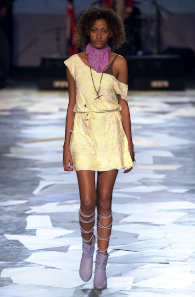 desfile-carlotajoakina-saopauloverao2003rtw-105