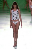 desfile-aguadecoco-saopauloverao2003rtw-29