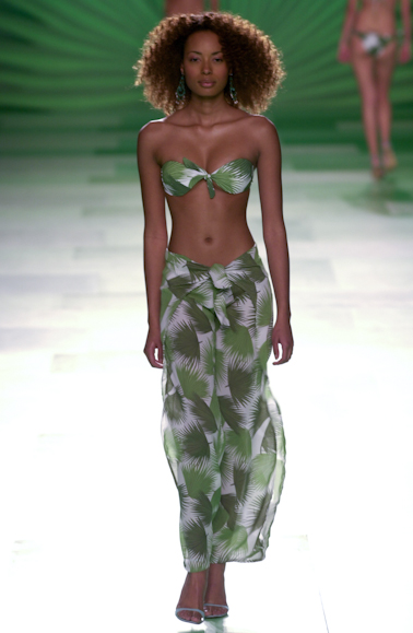 desfile-aguadecoco-saopauloverao2003rtw-35