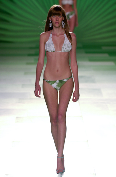 desfile-aguadecoco-saopauloverao2003rtw-37