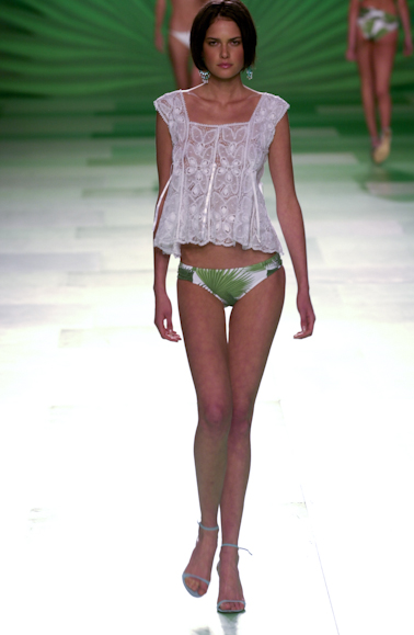 desfile-aguadecoco-saopauloverao2003rtw-39
