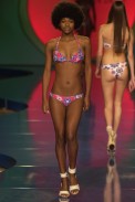 desfile-aguadoce-saopauloverao2003rtw-122