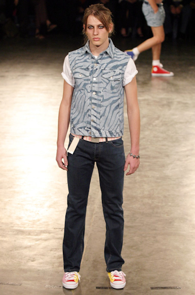 desfiles-alexandreherchcovichmen-spverao2004rtw-102