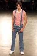 desfiles-alexandreherchcovichmen-spverao2004rtw-104