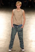 desfiles-alexandreherchcovichmen-spverao2004rtw-105