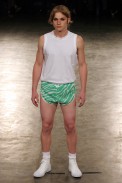 desfiles-alexandreherchcovichmen-spverao2004rtw-111