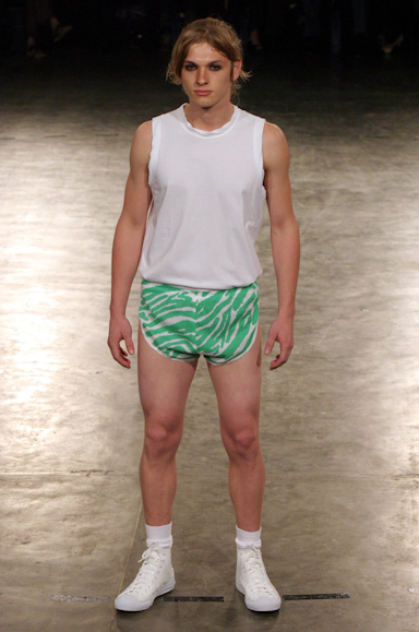 desfiles-alexandreherchcovichmen-spverao2004rtw-111