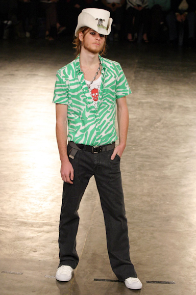 desfiles-alexandreherchcovichmen-spverao2004rtw-112