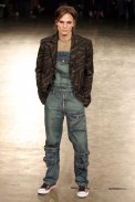 desfiles-alexandreherchcovichmen-spverao2004rtw-113
