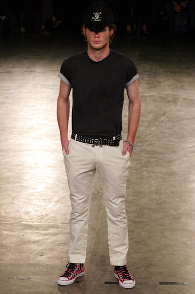 desfiles-alexandreherchcovichmen-spverao2004rtw-115