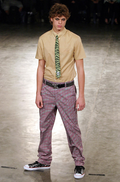 desfiles-alexandreherchcovichmen-spverao2004rtw-116