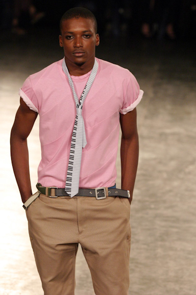 desfiles-alexandreherchcovichmen-spverao2004rtw-117