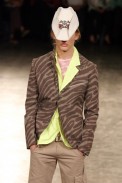 desfiles-alexandreherchcovichmen-spverao2004rtw-119