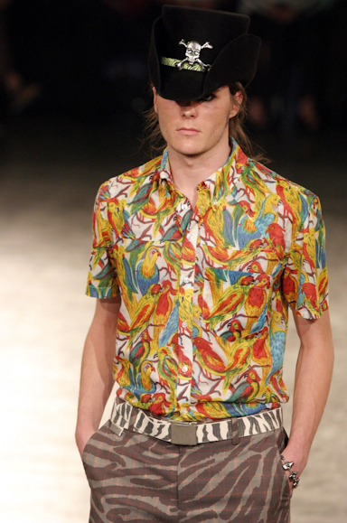 desfiles-alexandreherchcovichmen-spverao2004rtw-120