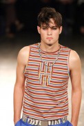desfiles-alexandreherchcovichmen-spverao2004rtw-122