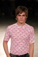 desfiles-alexandreherchcovichmen-spverao2004rtw-124