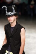 desfiles-alexandreherchcovichmen-spverao2004rtw-126