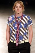 desfiles-alexandreherchcovichmen-spverao2004rtw-129
