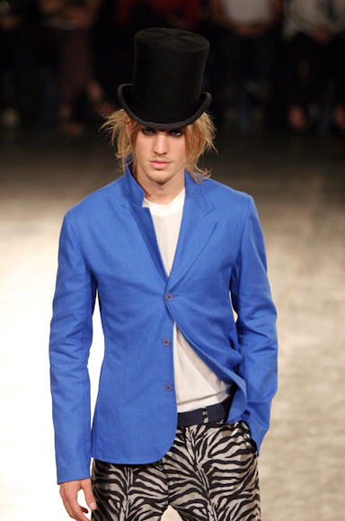 desfiles-alexandreherchcovichmen-spverao2004rtw-130