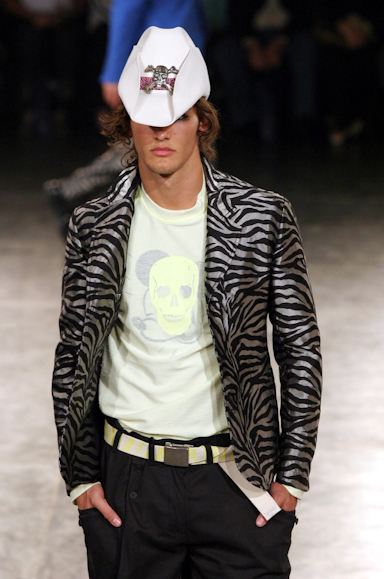 desfiles-alexandreherchcovichmen-spverao2004rtw-131