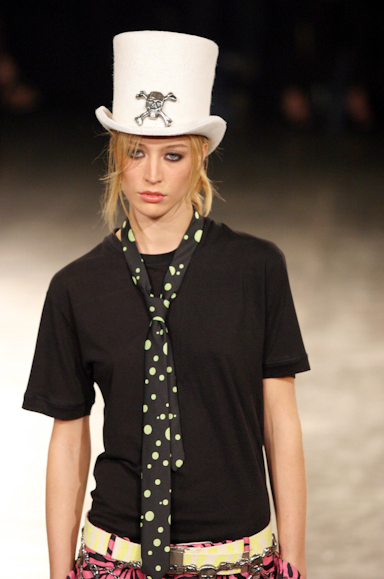 desfiles-alexandreherchcovichmen-spverao2004rtw-132