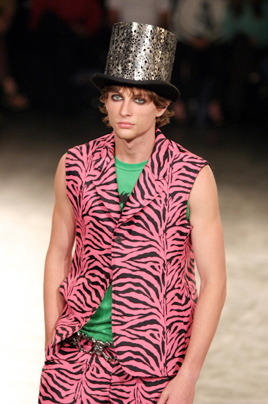 desfiles-alexandreherchcovichmen-spverao2004rtw-133